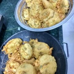 A picture of Batata Vada with Garlic Chutney.
