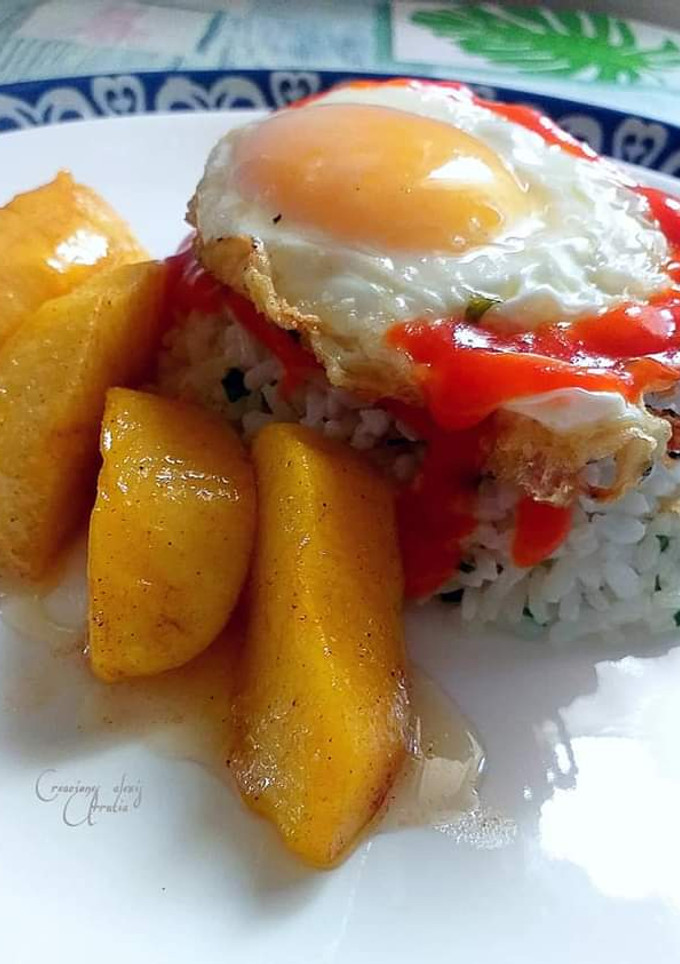 Una foto de Arroz bomba tipo cubana con manzana a la Canela y miel