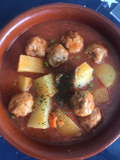 Una foto de Estofado de papas con albóndigas