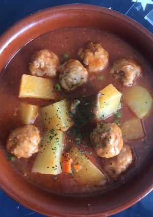 Una foto de Estofado de papas con albóndigas