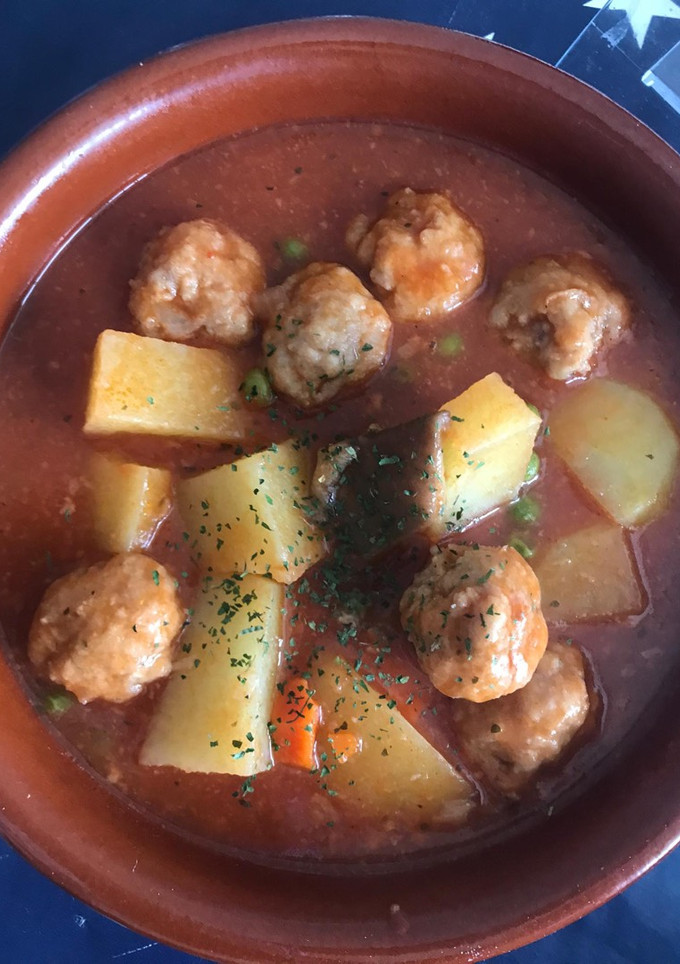 Una foto de Estofado de papas con albóndigas