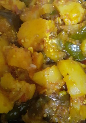 A picture of Aalu bagan and shimla mirch ki veg.