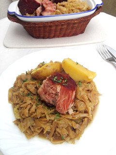 Una foto de Repollo estilo chucrut con paleta de cerdo ahumada