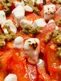 Caprese de Buey: Ensalada Rústica con Pesto y Queso Feta Fundente…