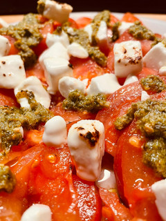 Una foto de Caprese de Buey: Ensalada Rústica con Pesto y Queso Feta Fundente…