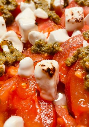Una foto de Caprese de Buey: Ensalada Rústica con Pesto y Queso Feta Fundente…