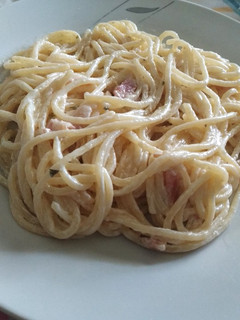 Una foto de Pasta carbonara de mi madre (y de mi hermana)
