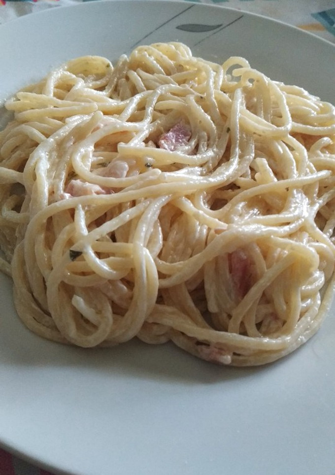 Una foto de Pasta carbonara de mi madre (y de mi hermana)