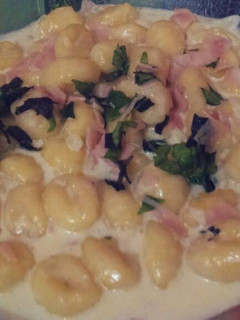 Una foto de Pasta con salsa de crema de leche, jamón y albahaca ;)