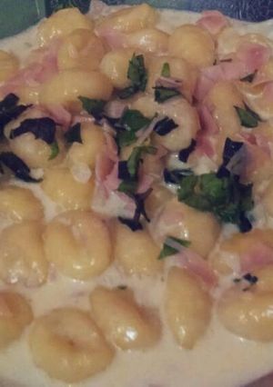 Una foto de Pasta con salsa de crema de leche, jamón y albahaca ;)
