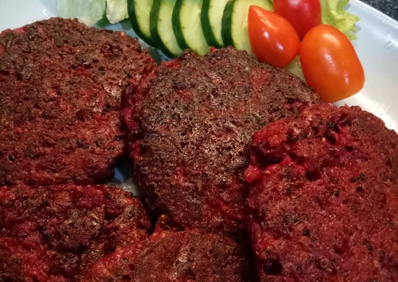 Beetroot dan quinoa burger