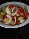 Ensalada con uvas y piparras