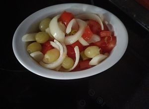 Una foto de Ensalada con uvas y piparras