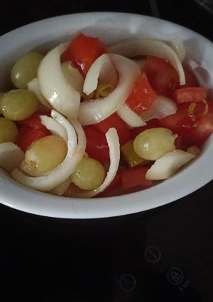 Una foto de Ensalada con uvas y piparras