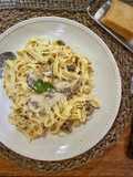 Fettuccine con salsa bechamel con hongos