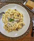 Fettuccine con salsa bechamel con hongos