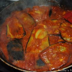 A picture of Eggplatns onions with tomato sauce.