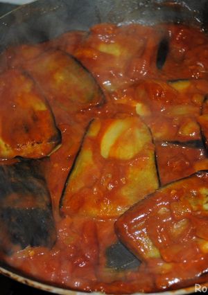 A picture of Eggplatns onions with tomato sauce.