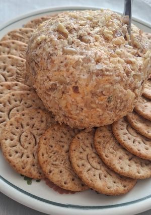 Una foto de Bola de queso cheddar y nueces
