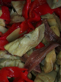 Una foto de Ensalada de alcachofas, pimientos del piquillo y anchoas
