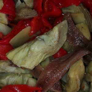 Ensalada de alcachofas, pimientos del piquillo y anchoas