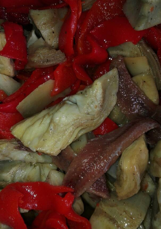 Una foto de Ensalada de alcachofas, pimientos del piquillo y anchoas