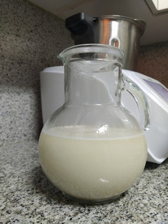 Una foto de Leche de avena con un toque de coco. MCC