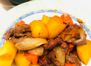 Una foto de Patatas estofadas con carne Japonés NICUZYAGA🇺🇾🇯🇵肉じゃが
