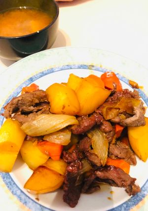 Una foto de Patatas estofadas con carne Japonés NICUZYAGA🇺🇾🇯🇵肉じゃが