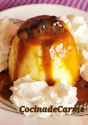 Una foto de Flan de limón con pasas de corinto y dulce de leche