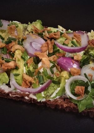 Une photo de Tartine à l'avocat et oignons