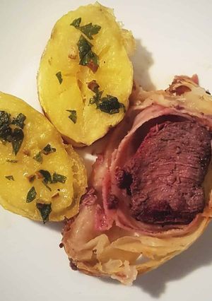 Una foto de Lomo a la Wellington con papas a la provenzal