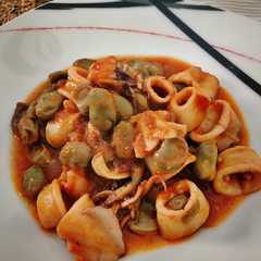 Una foto de Fabes con calamares