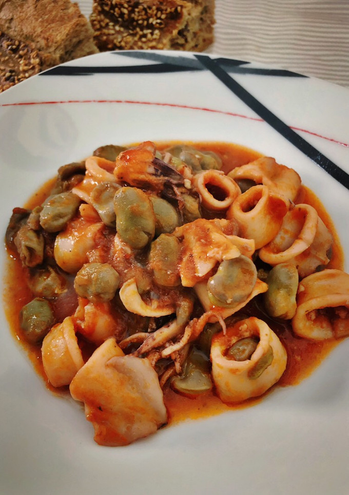 Una foto de Fabes con calamares