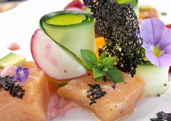 Cubotti di salmone, mayo al lampone e corallo