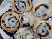 Una foto de cinnamon roll con harina leudante