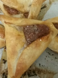 Una foto de Lajmashin de carne con tapas de empanada