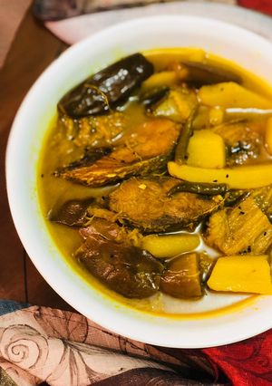 সব্জী দিয়ে ইলিশ মাছের ঝোল (sabji diye Ilish Macher Jhol Recipe In Bengali) রেসিপির প্রধান ছবি