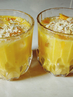 મેંગો લસ્સી (Mango Lassi Recipe In Gujarati) રેસીપી મુખ્ય ફોટો