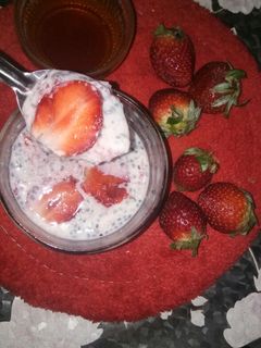 स्ट्रोबेरी चीया पूडीन्ग(Strawberry chia pudding recipe in Hindi) रेसिपी मुख्य फोटो