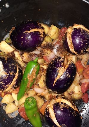 ભરેલા બેંગન પોટેટો સબ્જી (Bharela Baigan Potatoes Sabji Recipe In Gujarati) રેસીપી મુખ્ય ફોટો