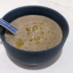 A picture of Creamy mushroom soup.