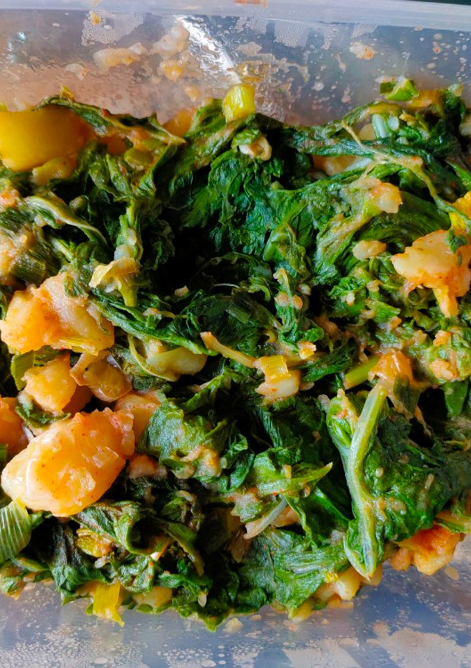 Una foto de Acelgas rehogadas con patatas y pimentón