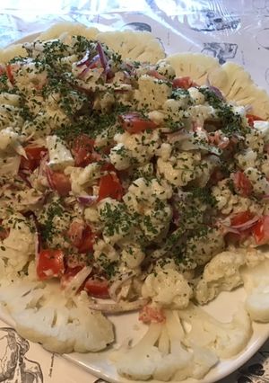 Une photo de Salade de chou fleur aux tomates, oignon rouge et herbes aromatiques (sauce au fromage blanc)