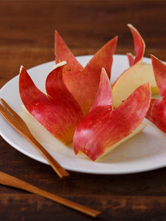 【家樂福廚房】深夜食堂》蘋果(第108夜) 蘋果兔子 的食譜成品照片