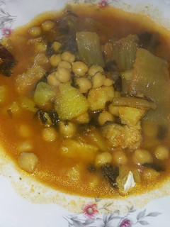 Una foto de Potaje de garbanzos, acelgas y bacalao