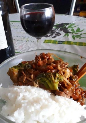 Une photo de Boeuf sauté à la sauce Teriyaki et légumes