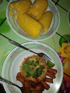 รูปของ ข้าวผัดไส้กรอกน่องไก่ทอด