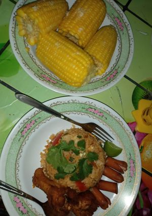 รูปของ ข้าวผัดไส้กรอกน่องไก่ทอด