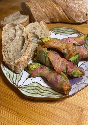 Baconbe göngyölt sült avokádó recept fotója